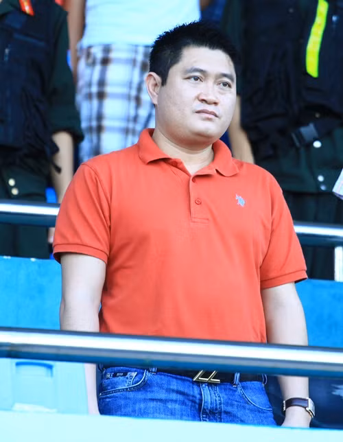 Năm 2013, bầu Thụy nhường lại “sân chơi” bóng đá cho người em trai của mình là ông Nguyễn Xuân Thủy. Sau nhiều năm làm bóng đá, bầu Thụy đã bơm hàng chục tỷ đồng mỗi năm cho bóng đá. Ảnh: Zing. Video: Đại gia Việt lùng sục cá ‘khủng long 6 sừng. Nguồn: VTC14