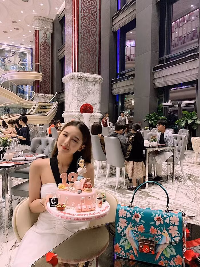 Ngoài thời gian tập luyện nghệ thuật, ca sĩ 10X Amee thường xuyên đi du lịch, ăn uống ở những nhà hàng sang trọng. Ảnh: Saostar.