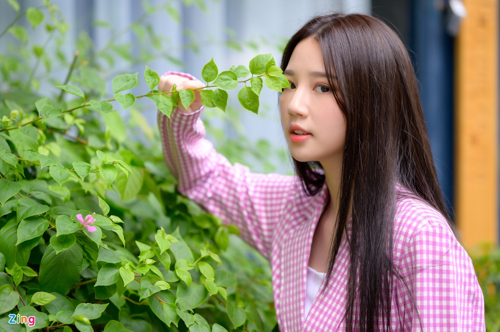 Sinh năm 2000, Amee (tên thật Trần Huyền My) là giọng ca hiếm hoi thuộc thế hệ 10X của nhạc Việt có album đầu tay. Amee là con gái rượu trong một gia đình có truyền thống kinh doanh nội thất tại Hà Nội. Ảnh: Zing.