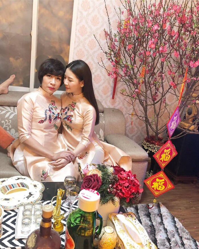 Với đam mê của mình, Amee dũng cảm xa gia đình vào Sài Gòn sinh sống. Dù vậy, mẹ của cô thường xuyên vào Sài Gòn thăm nom con gái rượu. Ảnh: Saostar.