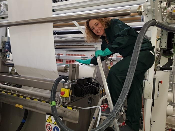 Chiếc khẩu trang đặc biệt này được Công ty Sonovia (Israel) sản xuất theo công nghệ siêu âm xử lý các sợi polyester-cotton, được phát minh bởi hai giáo sư hóa học của Đại học Bar-Ilan.