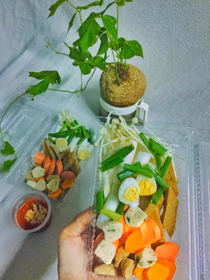 Dù chưa biết chính xác nguồn gốc xuất xứ các nguyên liệu sản phẩm trong lẩu tokbokki này từ các địa chỉ online nhưng giá thành rẻ, thông tin mập mờ là lý do người tiêu dùng nên tìm hiểu thật kỹ trước khi sử dụng. Nguồn ảnh: Facebook.