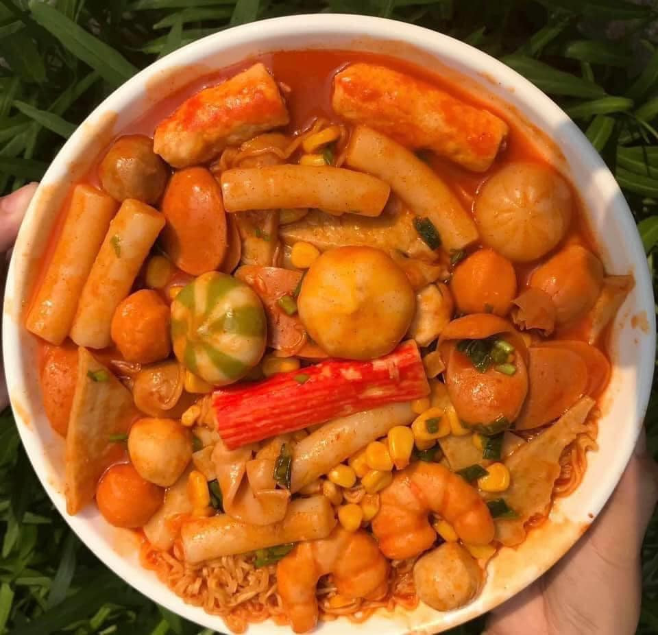 Dù giá rất rẻ nhưng nguyên liệu trong một set lẩu khá đa dạng, gồm chả mực xoắn, tôm surimi, cá viên, chả cá Hàn, thanh cua Hàn, tôm viên, xúc xích, phô mai, bánh gạo, mì gói Hàn...