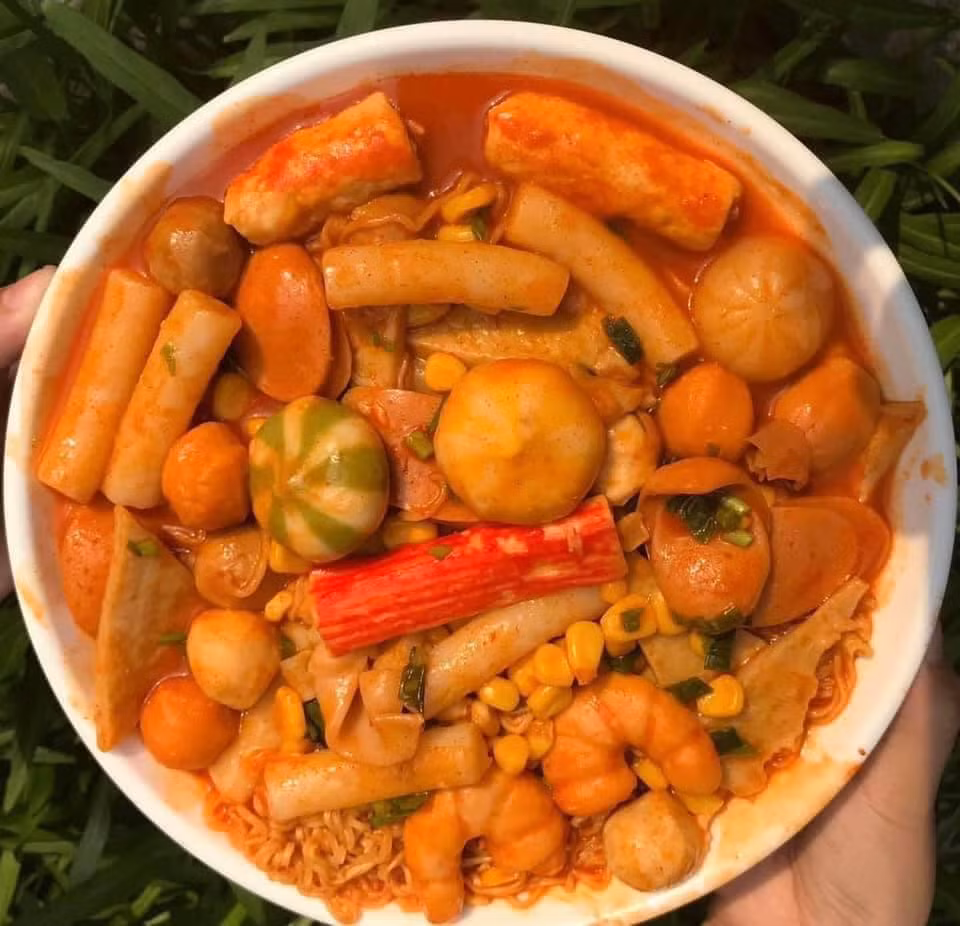 Dù giá rất rẻ nhưng nguyên liệu trong một set lẩu khá đa dạng, gồm chả mực xoắn, tôm surimi, cá viên, chả cá Hàn, thanh cua Hàn, tôm viên, xúc xích, phô mai, bánh gạo, mì gói Hàn...