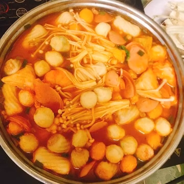 Tuy nhiên, mức giá rẻ giật mình của những set lẩu tokbokki khiến nhiều người không khỏi băn khoăn về chất lượng.