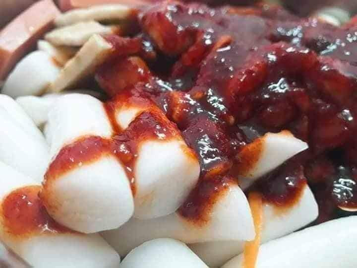 Thực khách chỉ cần mua set lẩu sẵn có. Nước đun sôi (có thể sử dụng nước xương, nước luộc thịt, luộc gà hoặc nước lọc đều được) rồi thả thêm sốt ớt đặc là có ngay món lẩu.