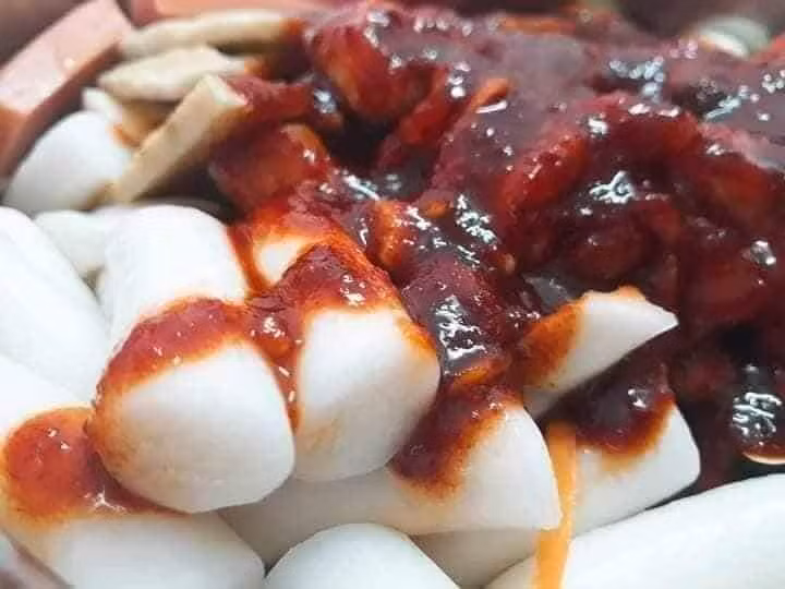 Thực khách chỉ cần mua set lẩu sẵn có. Nước đun sôi (có thể sử dụng nước xương, nước luộc thịt, luộc gà hoặc nước lọc đều được) rồi thả thêm sốt ớt đặc là có ngay món lẩu.