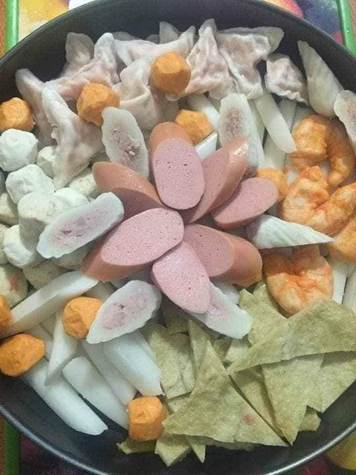 Chỉ vài chục nghìn, lại rất tiện lợi, mua về chỉ việc bỏ vào nồi nấu nên những ngày thời tiết dần se lạnh như thế này, set nhân lẩu tokbokki khá hút khách.