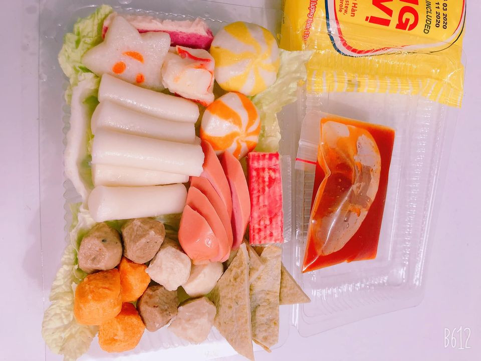 Ngoài nhân lẩu, mỗi set lẩu tokbokki còn có kèm những túi nước sốt Hàn, mì tôm, thậm chí cả rau xanh để mọi người tiện nấu ăn kèm.