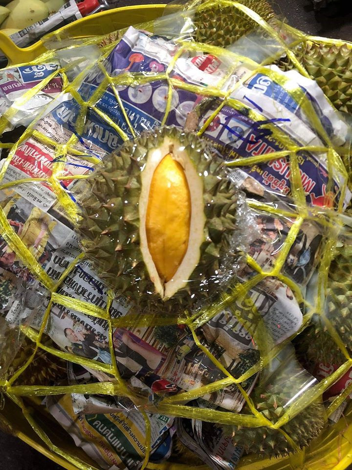 Chị Hoa (Hà Nội) mới chuyển sang bán sầu riêng mini Thái khoảng 2 tháng nay. Thời gian đầu, chị Hoa chỉ bán được 15-20kg/ngày. Giờ, khách quen nhiều hơn nên có lúc chị Hoa không đủ hàng để bán.