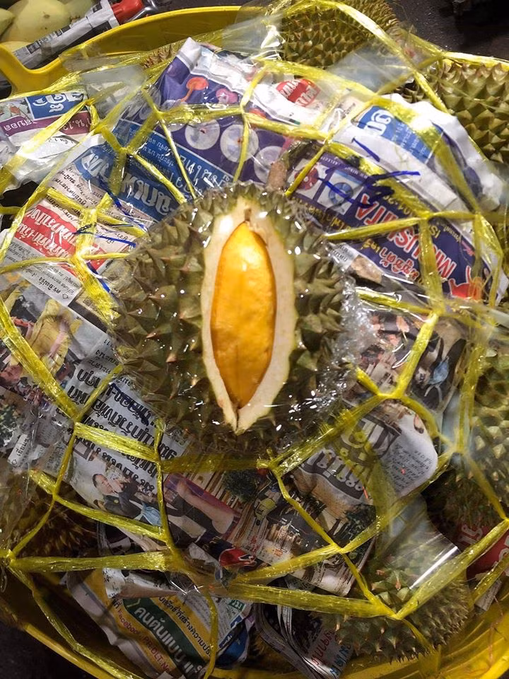 Chị Hoa (Hà Nội) mới chuyển sang bán sầu riêng mini Thái khoảng 2 tháng nay. Thời gian đầu, chị Hoa chỉ bán được 15-20kg/ngày. Giờ, khách quen nhiều hơn nên có lúc chị Hoa không đủ hàng để bán.