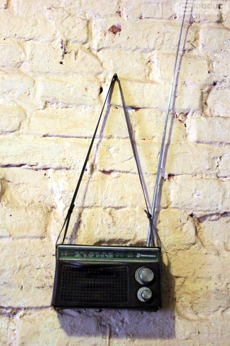 Chiếc đài cũ kỹ nhưng ở thời hoàng kim nó là biểu tượng của sự giàu có và giải trí cực tốt. Chiếc radio ngày đó mang đầy đủ giá trị "thương hiệu" tựa như chiếc điện thoại Vertu ngày nay. Ảnh: Giáo dục Việt Nam.