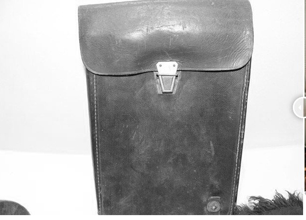 Thời trước, chiếc túi xách da là phụ kiện chỉ những “cậu ấm, cô chiêu” trong những gia đình giàu có mới có cơ hội được sử dụng. Chúng chẳng khác túi hiệu Hermès, Chanel, Prada, Burberry...thời nay của giới nhà giàu. Ảnh: Lao động.