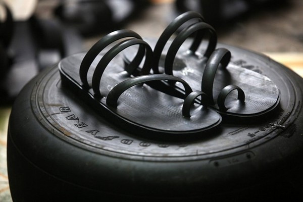 Thời xưa, khi mà người ta đi chân đất, guốc mộc và dép cao su xỏ bốn quai là chủ yếu thì những chiếc dép đúc, dép nhựa Tiền phong được coi là một loại dép quý phái. Ảnh: TTVN.