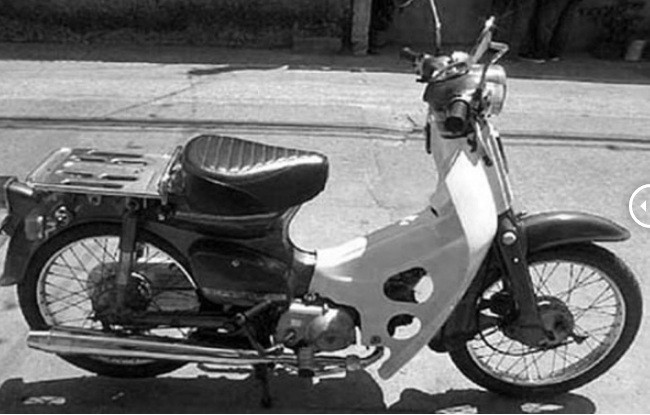 Khi xe đạp trở nên phổ biến hơn những hàng xe như Super Cub 50, Simson, Minsk, Babetta, Chaly,…trở thành những “siêu xe” chỉ có gia đình thật sự giàu có mới mua được. Ảnh: Vietnamnet.