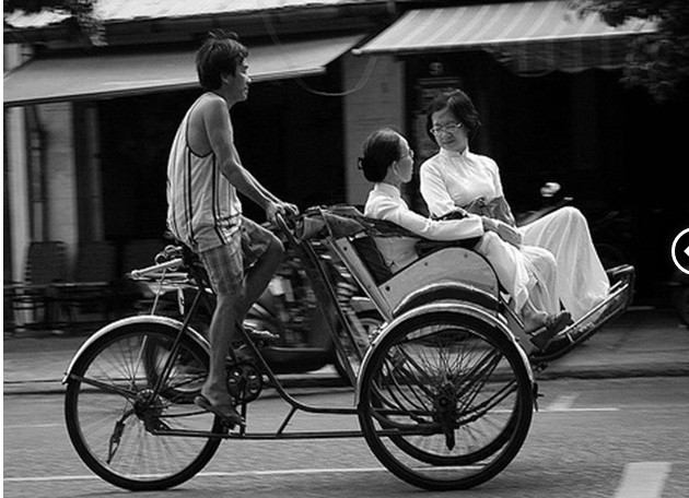 Xích lô ngày xưa là phương tiện đi lại không thể thiếu được của những đại gia Sài thành. Xưa kia, người đi xích lô để thưởng ngoạn cảnh sắc thiên nhiên, đường phố. Ảnh: Zing. Video: Người Việt nào giàu hơn tỷ phú Phạm Nhật Vượng? Nguồn: VTC14