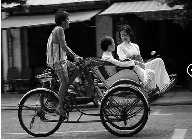 Xích lô ngày xưa là phương tiện đi lại không thể thiếu được của những đại gia Sài thành. Xưa kia, người đi xích lô để thưởng ngoạn cảnh sắc thiên nhiên, đường phố. Ảnh: Zing. Video: Người Việt nào giàu hơn tỷ phú Phạm Nhật Vượng? Nguồn: VTC14