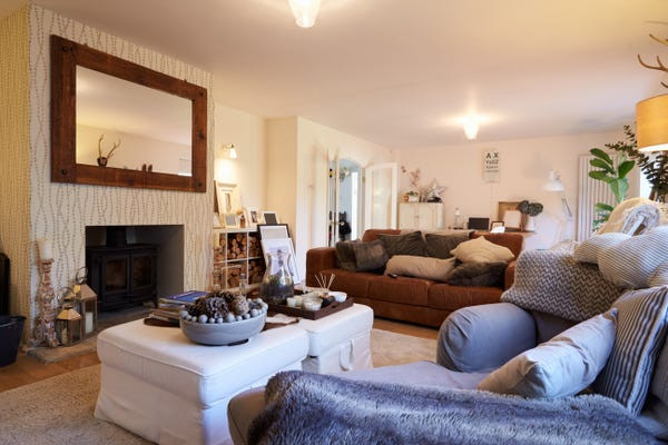 Bất kỳ món đồ nội thất nào cũng đều phải phù hợp với không gian phòng khách. Nội thất quá lớn hoặc quá nhỏ đều khiến căn phòng kém sang.