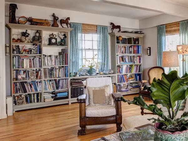 Không có không gian cho tranh ảnh không phải là một lỗi lớn, tuy nhiên điều đó làm căn phòng không được hoàn hảo. Nguồn ảnh: Insider.