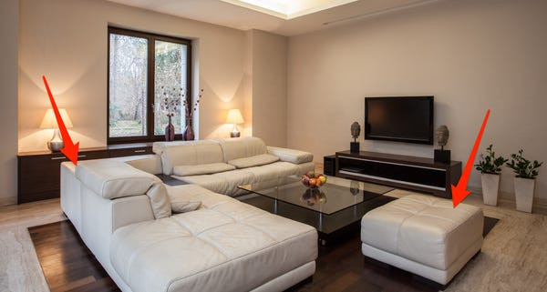 Sử dụng những món đồ nội thất quá "diêm dúa" có thể khiến phòng khách như một phòng trưng bày.