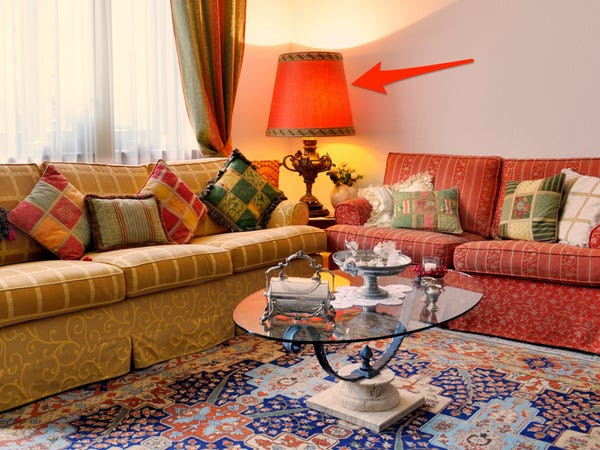 Ánh sáng chính là một trong những yếu tố tạo nên không gian cho phòng khách. Thế nhưng, nhiều gia đình chỉ lắp một bóng đèn trần to và cho rằng như vậy là đủ ánh sáng. Các chuyên gia khuyên bạn nên có thêm những đèn trần nhỏ, đèn tường, đèn bàn,… để đảm bảo không gian phòng khách sáng sủa và thoáng đãng hơn.