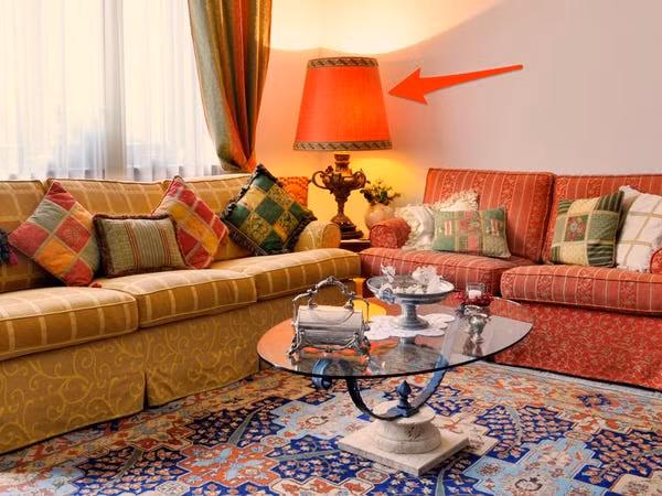 Ánh sáng chính là một trong những yếu tố tạo nên không gian cho phòng khách. Thế nhưng, nhiều gia đình chỉ lắp một bóng đèn trần to và cho rằng như vậy là đủ ánh sáng. Các chuyên gia khuyên bạn nên có thêm những đèn trần nhỏ, đèn tường, đèn bàn,… để đảm bảo không gian phòng khách sáng sủa và thoáng đãng hơn.