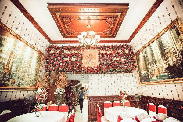 Đám cưới của cặp đôi được tổ chức ở nhà thờ và ở hai địa điểm là quê hương của cô dâu và chú rể, cả 3 nơi tổ chức đám cưới đều được trang trí như cung điện. Ảnh: Internet.