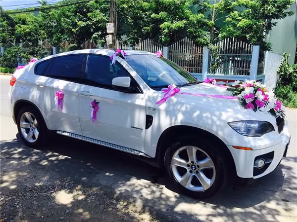 Không chỉ hào phóng đầu tư tiền vé máy bay, tiền thuê khách sạn cho những người khách, cặp đôi này còn cẩn thận chuẩn bị quà cảm ơn họ. Ảnh: Yan.