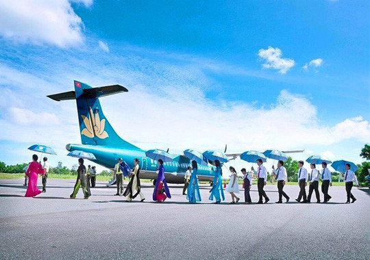 Cặp cô dâu - chú rể đang được dư luận quan tâm này là Tạ Minh Thiện (quê Giá Rai, Bạc Liêu) và Nguyễn Thanh Hoàng Hằng (quê Biên Hòa, Đồng Nai). Cả 2 cùng sinh năm 1990, đều làm kinh doanh và từng du học ở Mỹ và Úc. Ảnh: NLĐ.