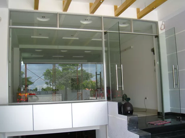 Một giải pháp đơn giản thường được áp dụng để cung cấp nguồn sáng tự nhiên cho nhà phố chật hẹp là sử dụng các ô cửa kính lớn. Ảnh: Internet.