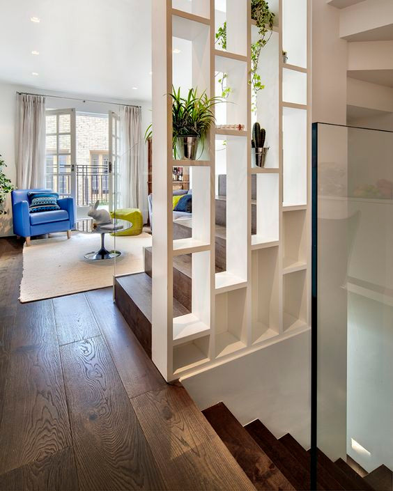 Ứng dụng lam che thay thế cho vách ngăn truyền thống là giải pháp hiện đại vừa giúp cho ngôi nhà được thông thoáng hơn mà không cần phải trổ quá nhiều cửa sổ hay sử dụng các thiết bị chiếu sáng. Ảnh: Xaynhapho.