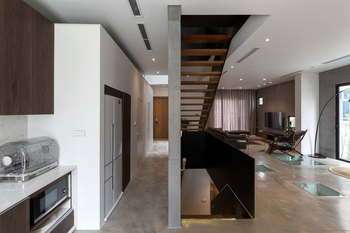 Tuy nhiên, với những căn nhà có diện tích quá nhỏ thì giếng trời không khả thi. Thay vào đó, các kiến trúc sư nghĩ ra cách tạo ô sáng trên trần và sàn nhà. Ảnh: Happynest.