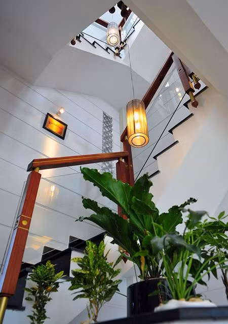 Giếng trời (khoảng trống thông từ mái nhà xuống) được coi là giải pháp hiệu quả, có vai trò quan trọng trong các thiết kế lấy sáng cho nhà ống, nhà phố hiện đại. Ảnh: Xaynhapho.