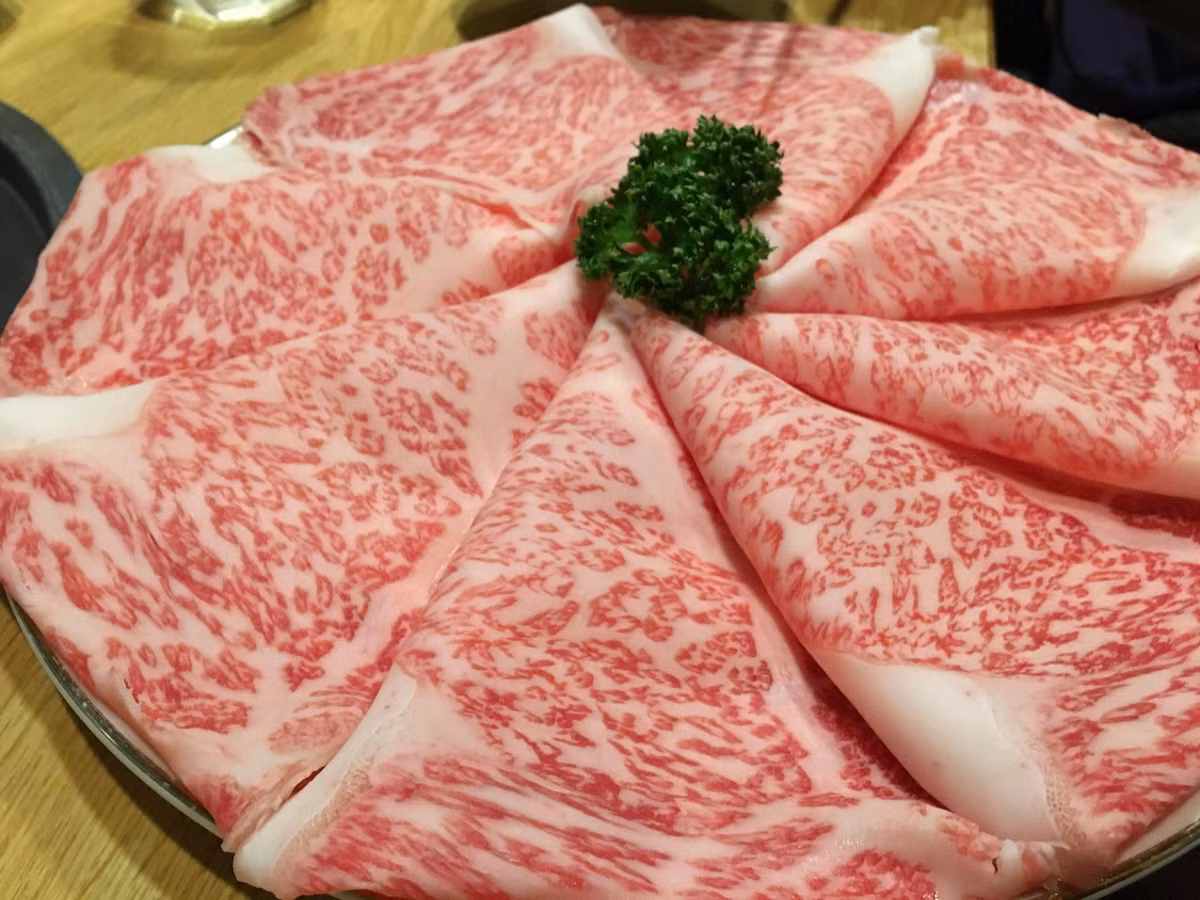 Thế nhưng, tại các nhà hàng ở Nhật Bản, thịt bò Kobe thượng hạng này còn đắt hơn gấp nhiều lần, khoảng 3-5,5 triệu đồng cho 120 gram (tức khoảng 45 triệu một kg).