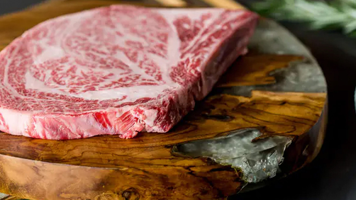 Hơn nữa, hương vị bò Kobe là thứ được ca ngợi và gây ấn tượng nhất cho thực khách. Bò Kobe mềm đến mức nhiều người ví có thể tan ra ngay trong miệng mà không cần nhai. Nguồn ảnh: Getty Image
