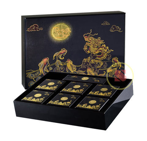 Mới đây, thị trường trong nước xuất hiện hộp bánh Trung thu dát vàng (6 chiếc) có giá 4,5 triệu đồng thu hút sự quan tâm của giới nhà giàu. Ảnh: Sangia.