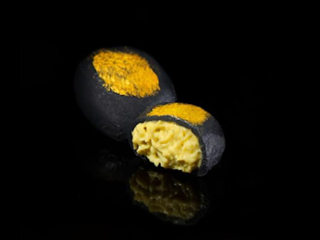 Một tiệm bánh khác ở Singapore cũng tung ra thị trường chiếc bánh Trung thu có vỏ tinh than tre được phủ một lớp vàng 24k và nhân sầu riêng xay nhuyễn, có giá khoảng 39 đô la Singapore (tương đương 28 USD hay 650.000 đồng). Ảnh: BI.