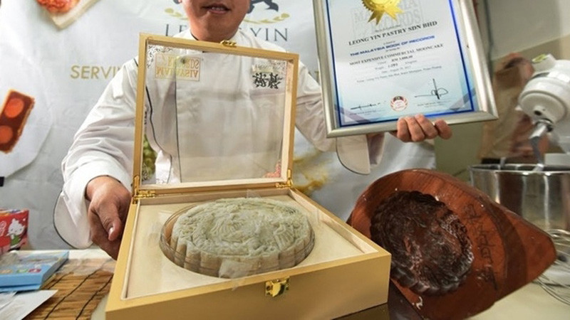 Tết Trung thu năm 2017, chiếc bánh đắt nhất của Malaysia thu hút sự chú ý của người tiêu dùng khi có giá 3.888 RM (tương đương 21,6 triệu đồng). Chiếc bánh cao 4cm và đường kính 17,5cm, to gấp bốn lần một chiếc bánh thông thường. Ảnh: Thesundaily