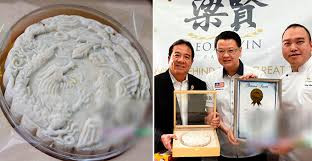 Chiếc bánh này có giá đắt như vậy là bởi nó được làm từ các thành phần cao cấp như đông trùng hạ thảo, nhân sâm, nghệ tây, sữa ong chúa, mật đường, hạt sen, táo tàu, nhãn và các loại thảo mộc khác của Trung Quốc. Hơn nữa, bánh còn được dát vàng 24k. Ảnh: Thesundaily Video: Lo lắng trước tình trạng “bánh trung thu bẩn”. Nguồn: VTC1