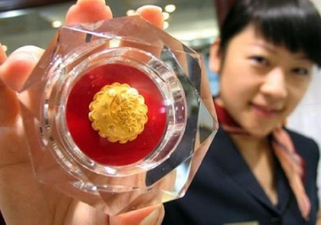 Dịp Trung thu năm 2012, tại Trung Quốc, một chiếc bánh dẻo dát vàng với trọng lượng khoảng 500 gram được bán với giá đến 21.000 nhân dân tệ, tương ứng khoảng 72 triệu đồng. Ảnh: Luxuothailand