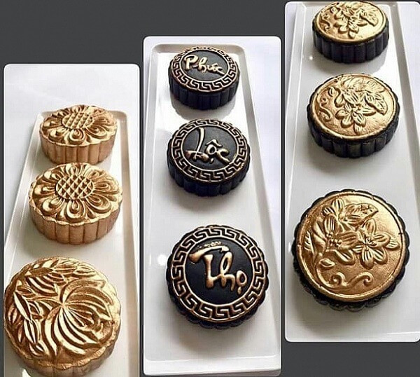 Đây được xem là mức giá "bỏng tay" với người tiêu dùng. Tuy nhiên, đó vẫn chưa là gì so với bánh Trung thu dát vàng ở một số nước trên thế giới. Ảnh: iCheck.