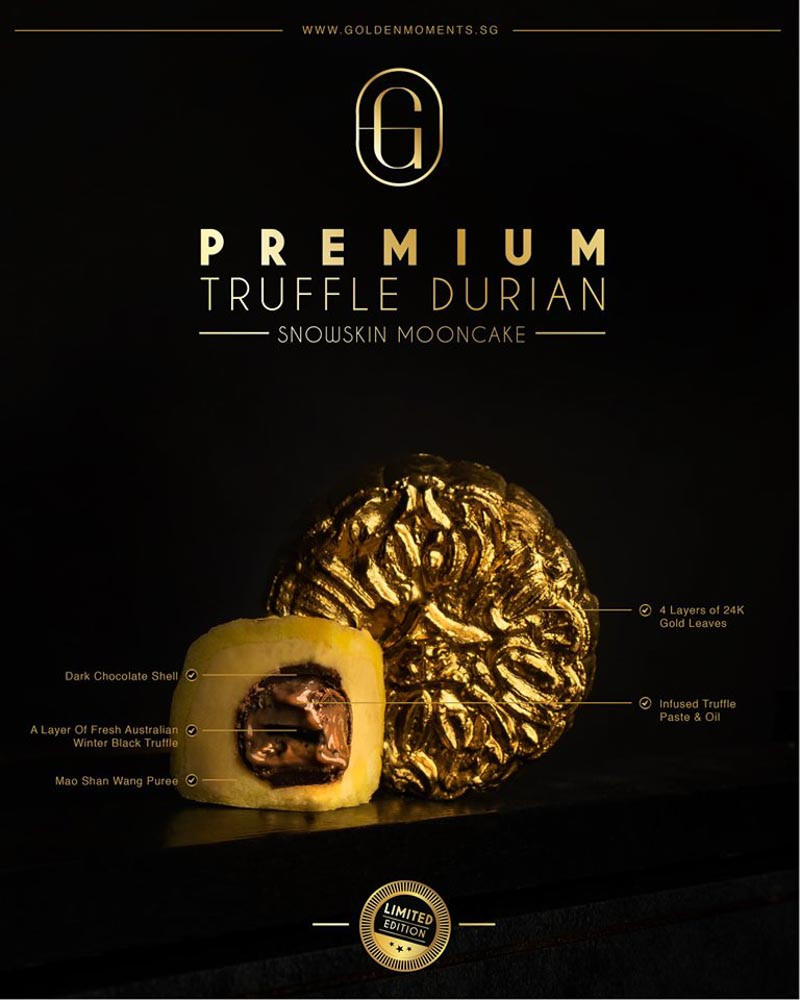 Hộp bánh Trung thu gồm 4 chiếc. Mỗi chiếc đều được bọc trong lá vàng 24k. Nhân bánh là sầu riêng xay nhuyễn và tiếp đến là một lớp vỏ socola đen cùng bột nấm cục truffle. Ảnh: Sgmagazine