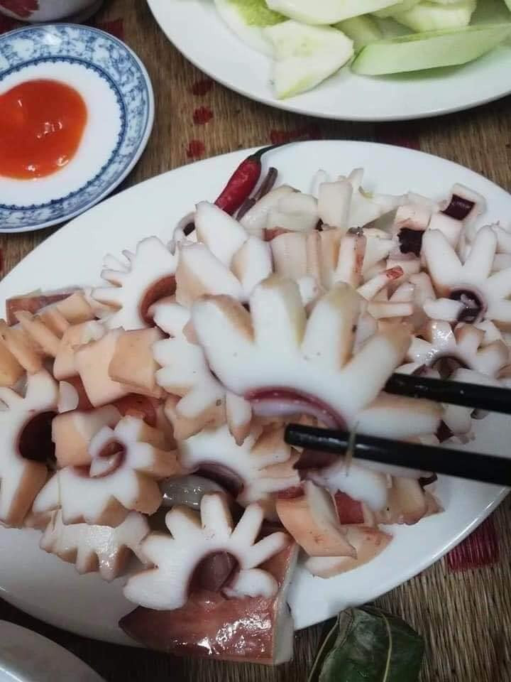 Chị Minh (Hà Nội) từng ăn loại mực này cho biết, so với các loại mực khác thì mực xà đại dương ăn cứng và dai, thậm chí hơi chua nên khi chế biến nên phải nêm đậm gia vị.