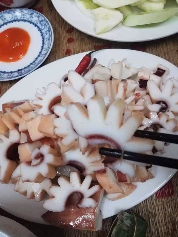 Chị Minh (Hà Nội) từng ăn loại mực này cho biết, so với các loại mực khác thì mực xà đại dương ăn cứng và dai, thậm chí hơi chua nên khi chế biến nên phải nêm đậm gia vị.