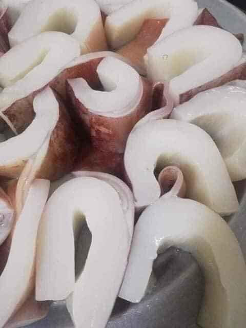 Theo khảo sát, loại mực khổng lồ này có giá từ 85.000 - 120.000 đồng/kg.