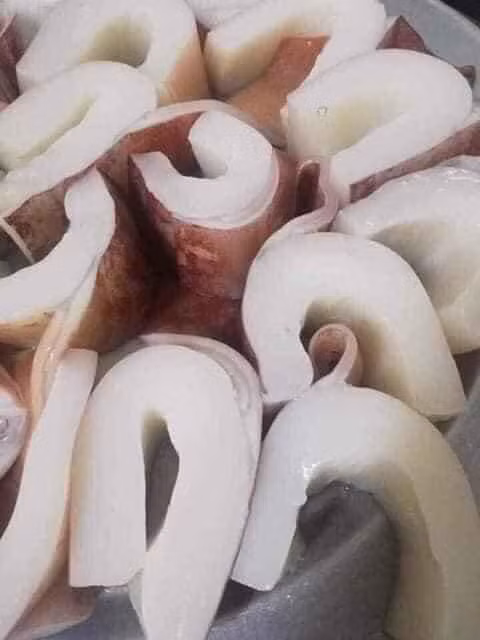 Theo khảo sát, loại mực khổng lồ này có giá từ 85.000 - 120.000 đồng/kg.