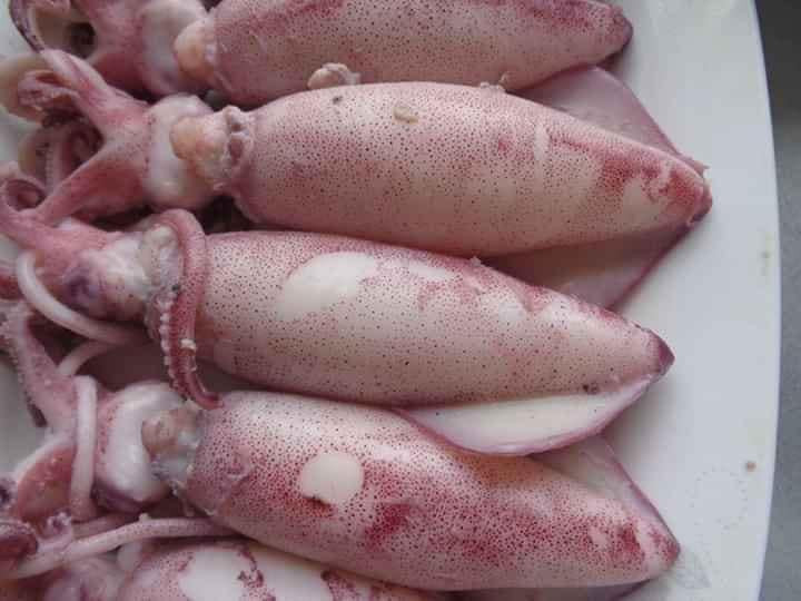 Trước đây, mực xà khổng lồ thường bán cho các thương lái nước ngoài nhưng nay hàng hóa không lưu thông nên nhiều tiểu thương bán trên chợ mạng rầm rộ.