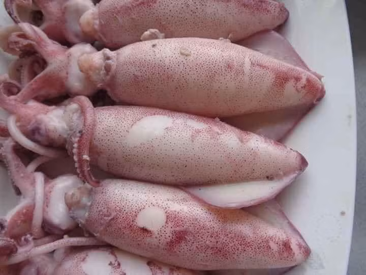 Trước đây, mực xà khổng lồ thường bán cho các thương lái nước ngoài nhưng nay hàng hóa không lưu thông nên nhiều tiểu thương bán trên chợ mạng rầm rộ.