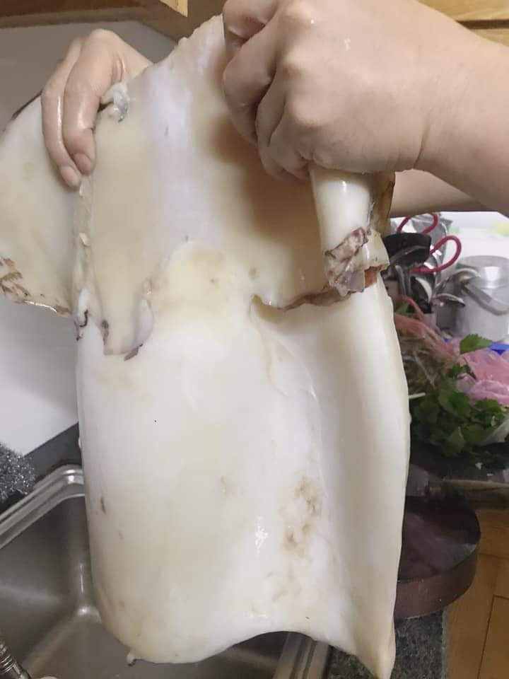 Thêm nữa, ruột mực rất to, lúc làm phải bỏ hết da, nên chế biến xong hao khá nhiều.