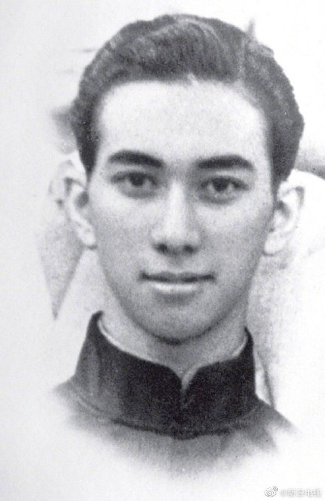 Ông sinh năm 1921 trong một gia đình nổi tiếng tại Hong Kong. Tổ tiên ông mang dòng máu đa sắc tộc, từ Do Thái, Anh, Hà Lan đến Trung Quốc. Cha ông là Hà Thế Quang - một thương nhân giàu có ở Hong Kong (thành viên cao cấp trong Tập đoàn Tung Wah Group of Hospitals). Mẹ là bà Kí Hưng Vân, con gái của một gia đình quý tộc.